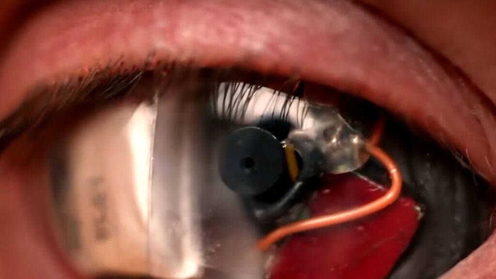 "œil rouge" de style Terminator qui enregistre 30 minutes de vidéo