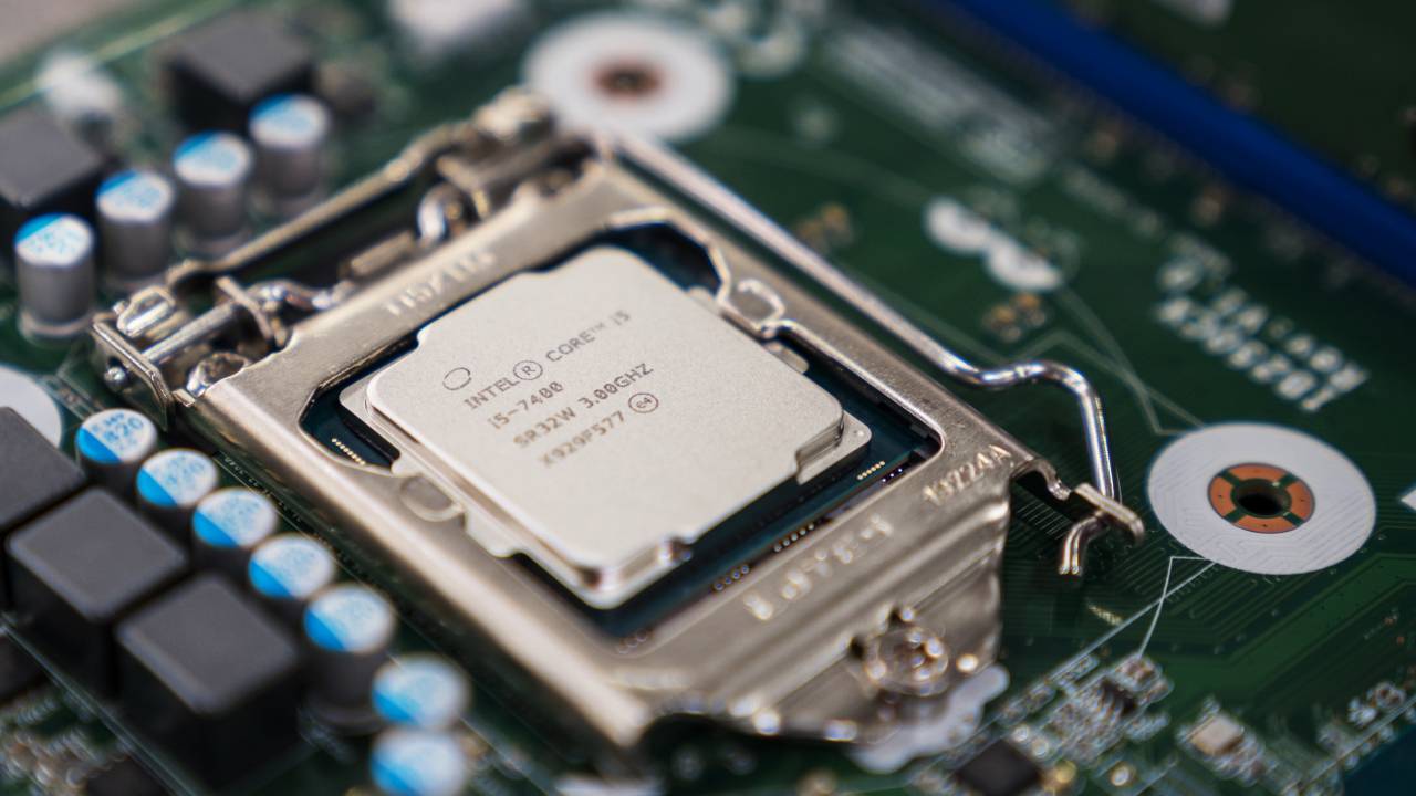Intel: investigadores descubren que chips de la compañía tienen compleja falla de seguridad